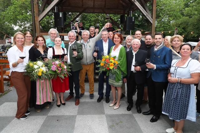 Freuten sich über den erfolgreichen Auftakt des Tattendorfer Großheurigen – Ortschefin Natascha Matousek, Geschäftsführerin der Leader Region Triestingtal Anette Schawerda, NR Carmen Jeitler-Cincelli, Kleinregionsobmann Otto Strauß, die ehemalige Winzerkönigin Stella Strof, NÖ Landtagspräsident Karl Wilfing, Hausherr Alfred Reinisch, Winzer Andreas Heggenberger, LAbg. Wolfgang Kocevar, Günther Holpfer, die Badener Gemeinderätin Angela Stöckl-Wolkersdorfer, Regierungsrat Johann Schreibeis, Alfred Dopler sen., GR Andreas Krizanits, Ortschef René Klimes, Gf. GR Sabine Sturm-Karmazin, Susanne Stockreiter BH Baden und Winzerin Sonja Dopler. | Foto: Claudia Reisinger