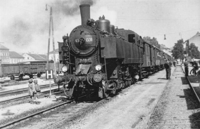 Die Mühlkreisbahn – damals noch im Dampfbetrieb wartet am Urfahraner Bahnhof auf die Abfahrt. | Foto: Sammlung Gstöttenmayer
