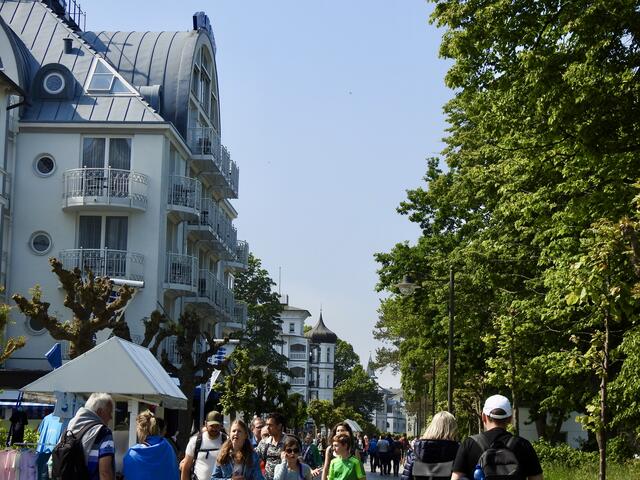 Menschenmassen an der Promenade in Binz