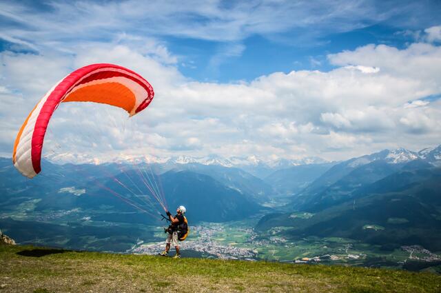 Der Pilot verlor die Kontrolle über das Fluggerät und stürzte ab (Symbolfoto) | Foto: stock.adobe.com/at/photalo