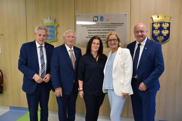 Schnell noch ein Foto im Schulgebäude.