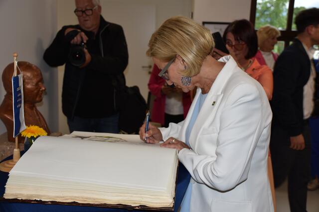 Eintrag ins Ehrengästebuch der Stadt.