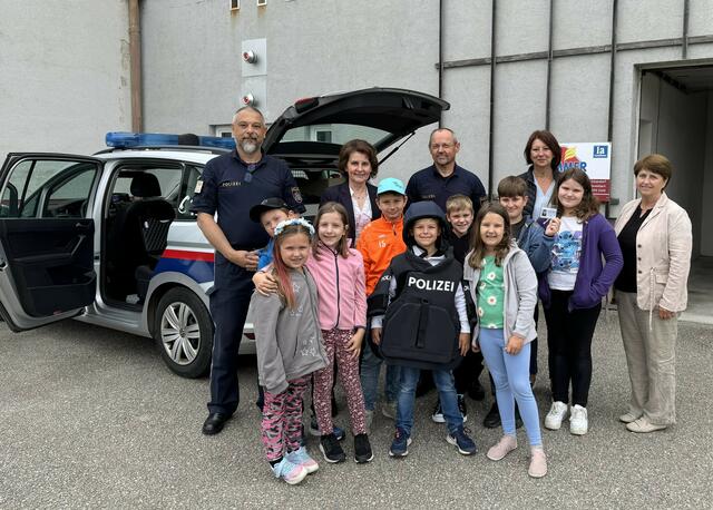 vlnr. Michael Steiner, Volksschuldirektorin Helga Leidenfrost, Otto Schneider, Bürgermeisterin Auguste Lehner, Martina Waldschütz mit den Kindern der 2. Klasse | Foto: Marktgemeinde Ravelsbach