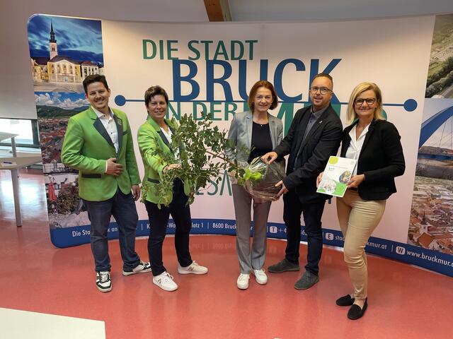 Pressekonferenz mit symbolischer Baum-Übergabe: Martin Greiner, Tanja Venier, LR Simone Schmiedtbauer, Jörg Rabl und Susanne Kaltenegger. | Foto: Kern