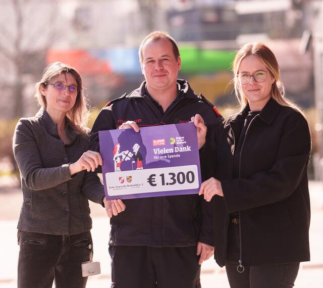 HBI Gerald Kaufmann bei der Scheckübergabe mit Anneliese Horvath und Carina Tacer von
„Steirer helfen Steirern“. | Foto: Nicolas Galani