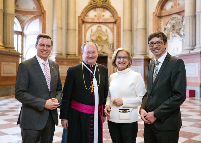 Klosterneuburgs Bürgermeister Christoph Kaufmann, Probst Anton Höslinger, Landeshauptfrau Johanna Mikl-Leitner und Wirtschaftsdirektor Andreas Gahleitner im Marmorsaal des Stift Klosterneuburg.
 | Foto: NLK Pfeffer