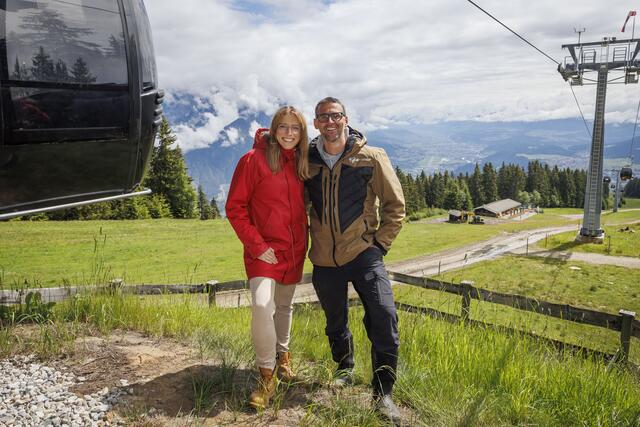 Barbara Plattner (Geschäftsführerin von Innsbruck Tourismus) mit Manuel Hujara (Geschäftsführer der Bergbahnen Oberperfuss). | Foto: Innsbruck Tourismus / Jan Hetfleisch