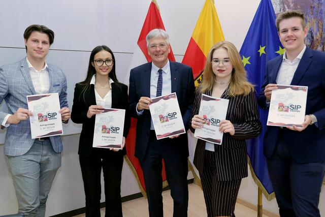 Adrian Humer, Marlene Jakobs, LH Peter Kaiser, Maya Rischawy, Moritz Höfler. | Foto: LPD Kärnten/Wajand