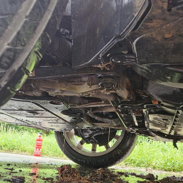 Ein aus dem Hochwassergebiet kommender PKW begann aufgrund angesammeltem Stroh- und Grasmaterial am Unterboden zu brennen. | Foto: FF Neusiedl am See