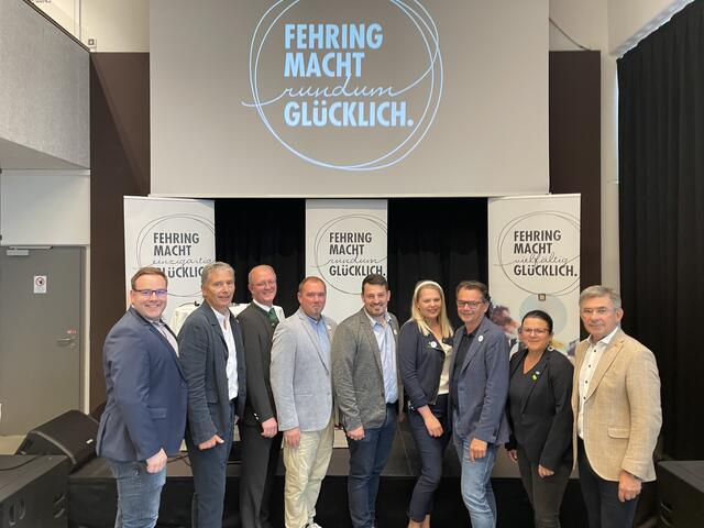 Klaus Sundl, Johann Winkelmaier, Andreas Kraxner, Michael Pöltl, Thomas Kapper, Stefanie Konrad, Andreas Dornik, Sonja Skalnik und Franz Fartek wissen, dass Fehring glücklich macht. | Foto: RegionalMedien