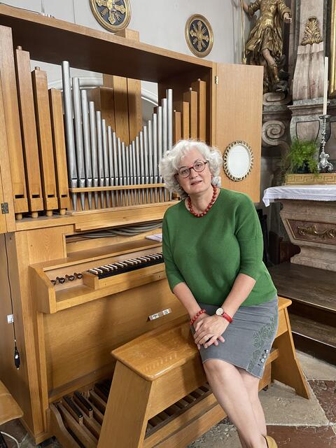 Beate Mc Coy ist ausgebildete Organistin und begleitet die Gottesdienste in der Gnigler Kirche. Darüber hinaus ist sie beim Orgelbauverein, der im Mai 2023 gegründet wurde und sich für die Erneuerung der Orgel engagiert. | Foto: Lisa Gold