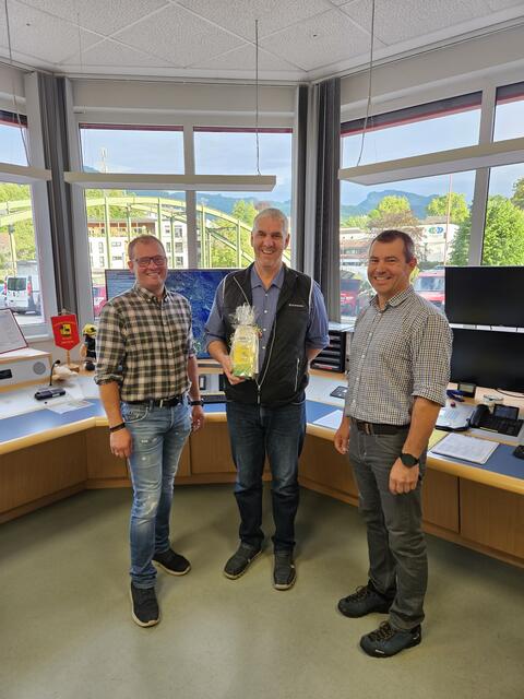 Rudolf Pernecker mit seinen Gratulanten der Feuerwehr Bad Ischl. | Foto: Christian Wacek/FF Bad Ischl