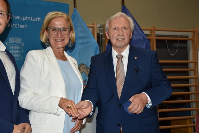 So schön ist er: Johanna Mikl-Leitner mit Ehrenring und Bürgermeister Herbert Osterbauer.
