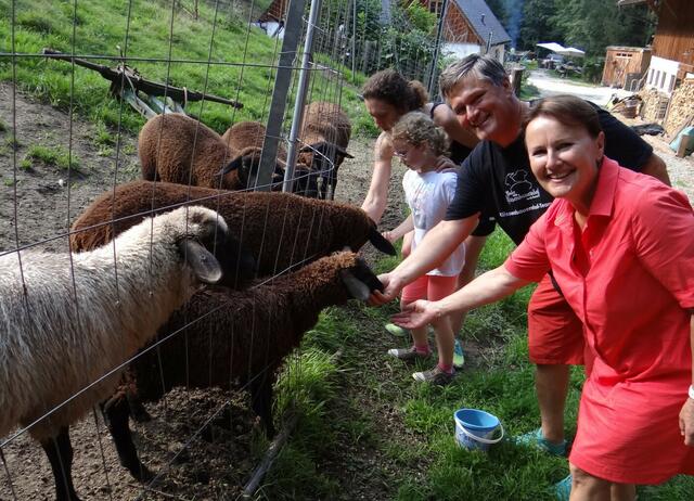 2023 gab es einen Nachmittag mit Tieren und Fütterung am Klissenbauerhof. Erwin Klissenbauer und Waltraud Frotz waren auch dabei. | Foto: ÖVP Purkersdorf