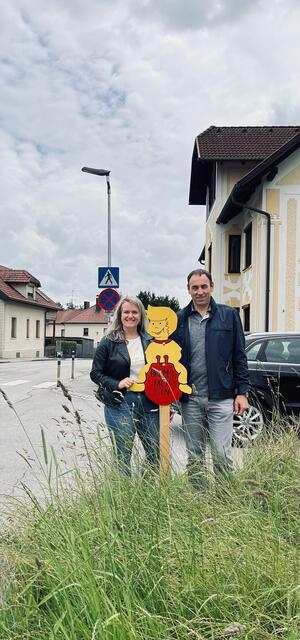 Vizebürgermeisterin Elisabeth Bauer und  Bürgermeister Paul Freund präsentieren die Tafeln. | Foto: ÖVP Taufkirchen