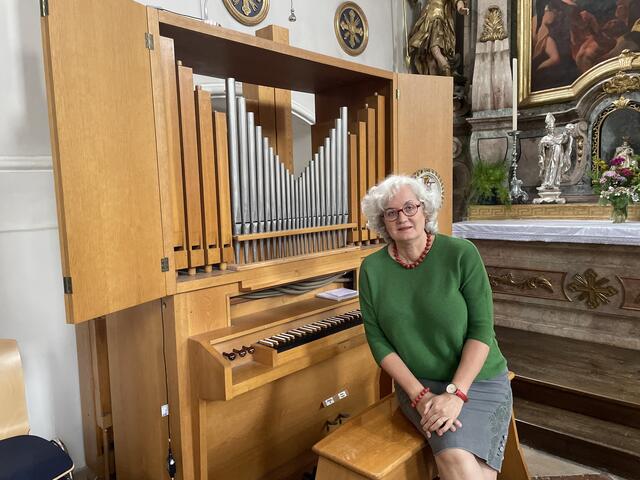 Beate Mc Coy ist ausgebildete Organistin und begleitet die Gottesdienste in der Gnigler Kirche.  | Foto: Lisa Gold