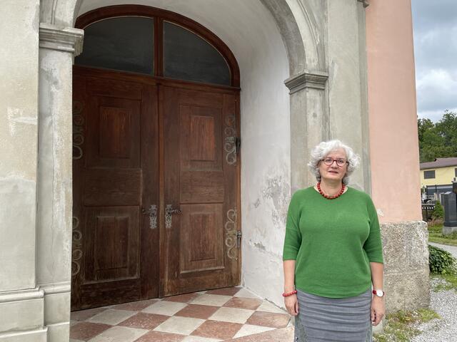 Beate Mc Coy begleitet die Gottesdienste in der Gnigler Kirche. | Foto: Lisa Gold