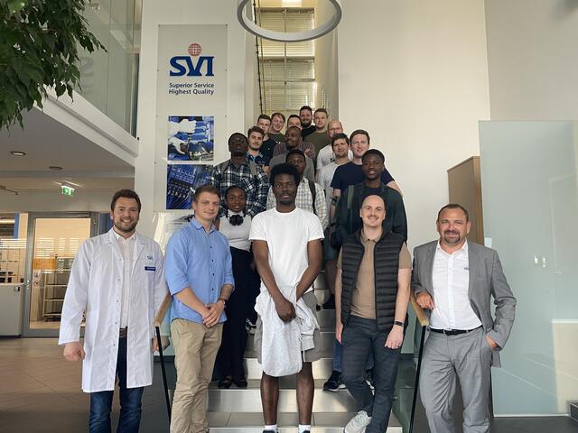 Studentinnen und Studenten der FH CAMPUS 02 der Jahrgänge Automatisierungstechnik 2023 und Smart Automation 2023 mit Siegfried Bauer (Sales Manager Global) (links) und Gerold Grill (Managing Director)(rechts) von der SVI Austria GmbH. | Foto: Regionalmanagement Südweststeiermark GmbH