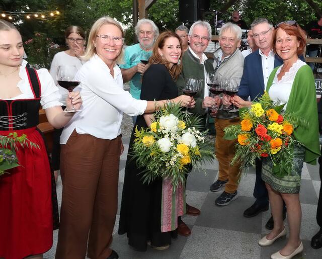 Blumen zur Eröffnung gabs auch für NR Carmen Jeitler-Cincelli (5.v.l.) und Badens Gemeinderätin Angela Stöckl-Wolkersdorfer (r.), weiters im Hintergrund sind die ehemalige Winzerkönigin Stella Strof, Leader-Region Geschäftsführerin Anette Schawerda, Ortschefin Natascha Matousek, Kleinregionsobmann Otto Strauß, NÖ Landtagspräsident Karl Wilfing, Hausherr Alfred Reinisch, Günther Holpfer, LAbg. Wolfgang Kocevar zu sehen. | Foto: Claudia Reisinger