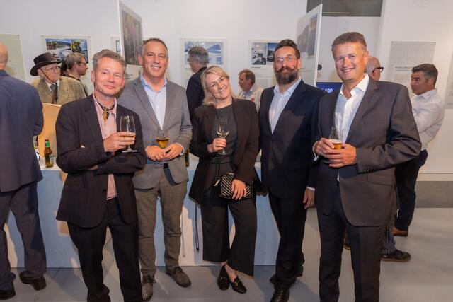 Stoßen auf die Auszeichnung an: Tino Valentinitsch (Valentinitsch Design), Ludwig Stummer (ESKA), Adelheid Pürstinger (ESKA), Michael Bauchowitz (Valentinitsch Design) und Raimund Sekyra (ESKA). | Foto: Matthias Silveri