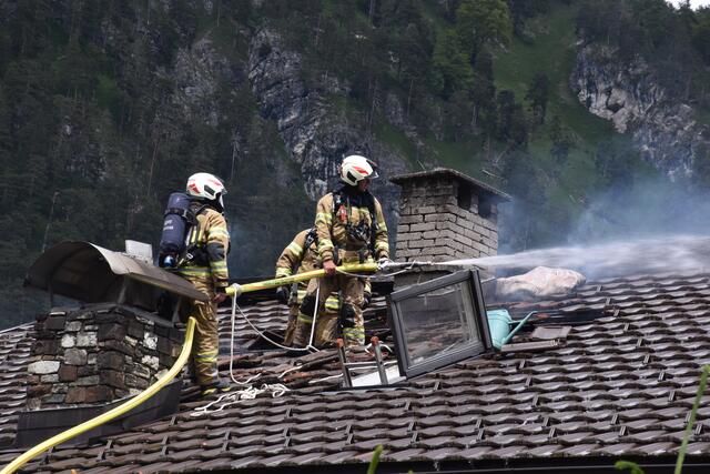 Am Donnerstagmittag kam es in einem Wohnhaus in Pertisau zu einem Dachstuhlbrand. Niemand wurde verletzt. | Foto: ZOOM.TIROL