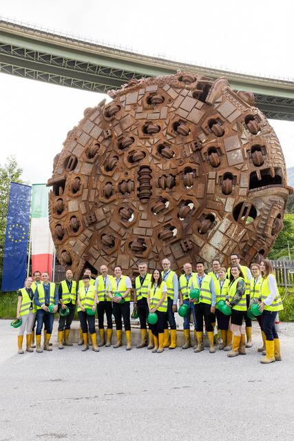 Der Bohrkopf der Tunnelbaumaschine "Günther", die lange in Verwendung war, steht heute vor den BBT Tunnelwelten in Steinach. | Foto: Land Tirol/Steinlechner