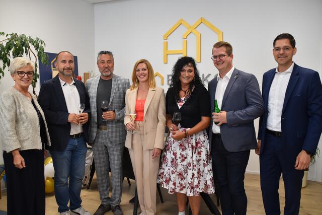Eröffnungsfeier von Haberkorn Immobilien in Großpetersdorf: LA Doris Prohaska, Bgm. Harald Kahr, Immobilienmanager Christian Gamperl, Geschäftsführerin Natascha Haberkorn, Doris Wenischnigger, Vizebgm. Lukas Faulhammer, LA Christian Dax | Foto: Michael Strini