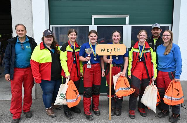 (v.l.n.r.) Fachlehrer Karl Lobner, Trainerin Katrin Huber, Emily Bauer, Lisa Hartberger, Theresia Pfneisl, Leonie Windstey, Trainer Thomas Schrammel und Leonie Pürrer | Foto: Jürgen Mück