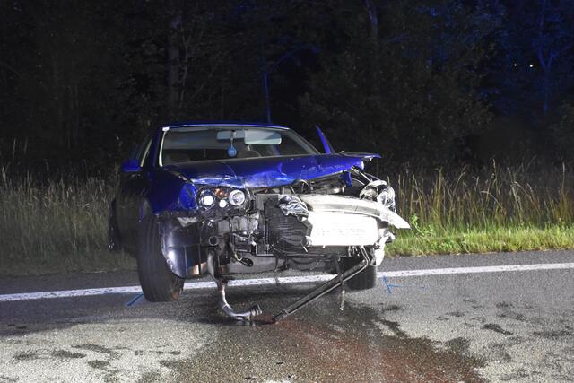 Am Donnerstagabend kam es auf der Zillertalbundesstraße in Stumm zu einem schweren Verkehrsunfall mit zwei Verletzten. Ein 21-Jähriger kam ins Schleudern und stieß mit einem anderen PKW zusammen. | Foto: ZOOM.TIROL