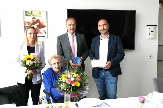 Maria Kloiber feierte ihren 100. Geburtstag: Vizebgm. Olivia Kaiser, Maria Kloiber, LR Leonhard Schneemann, Bgm. Harald Kahr | Foto: Landesmedienservice