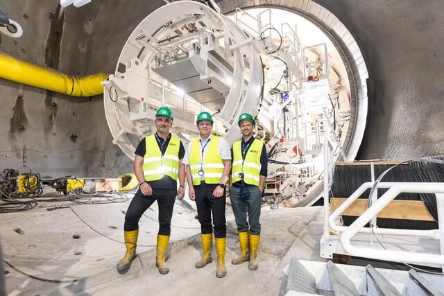 V.l.: LR Heinrich Dorner (Burgenland), LR René Zumtobel und LR Marco Tittler (Vorarlberg) vor der neuen Tunnelbohrmaschine Wilma. | Foto: Land Tirol/Steinlechner
