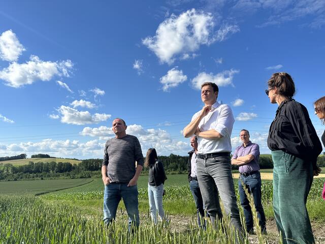 Klima-Landesrat Stefan Kaineder reiste nach Weibern, um einen Lokalaugenschein zu nehmen, denn: Hier könnte eine geplante Baurestmasse-Deponie die Natur in der Gemeinde schädigen.  | Foto: BRS