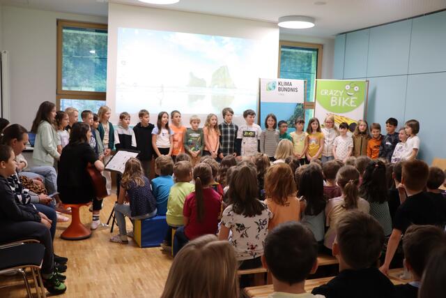 Die Kinder der Volksschule Kappl durften ihren Beitrag zum Umweltschutz als Lied vortragen. | Foto: Celina Leitner