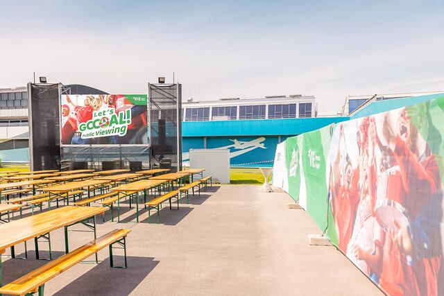 Fußballbegeisterte versäumen am Flughafen Wien im Public Viewing-Bereich und in den Terminals kein EM-Spiel. | Foto: Flughafen Wien