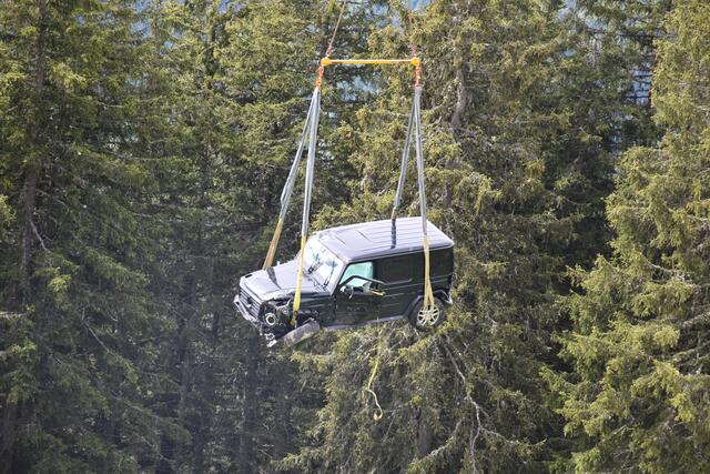 Das Fahrzeug wurde per Lastenhubschrauber geborgen.  | Foto: ZOOM-Tirol