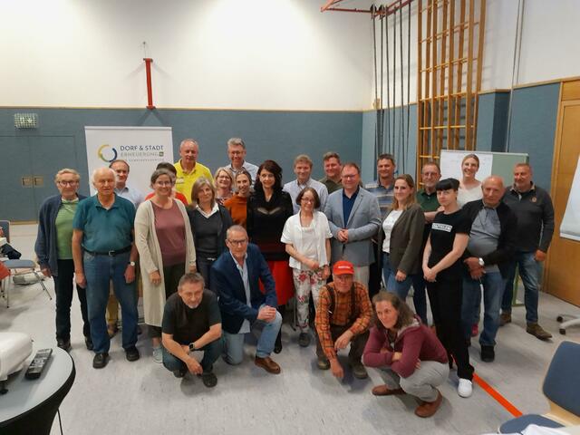 TeilnehmerInnen der Zukunftswerkstatt 3 am 28.5. in Kirchberg / Wagram mit Bürgermeister Franz Aigner (9.v.r.)  | Foto: Dorf- &amp; Stadterneuerung/ Monika Heindl 