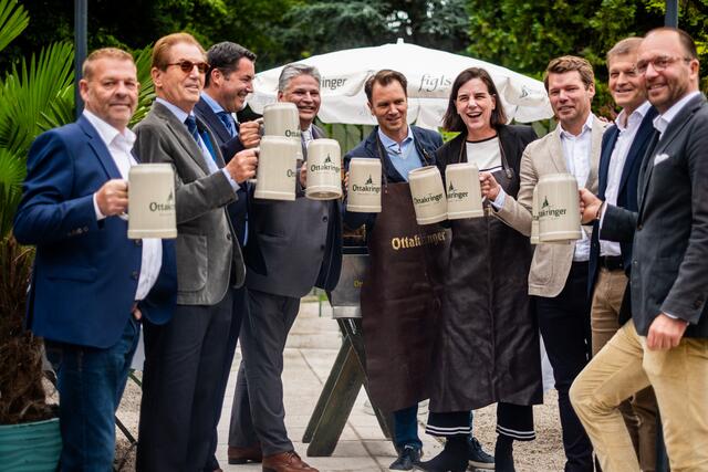 Für Thomas Figelmüller (Mitte) ist das Restaurant mehr ein nur ein Lokal.  | Foto: Anastasiia Holnyk