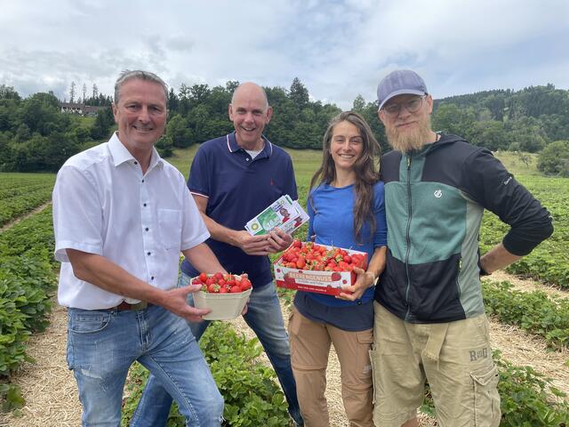 Bürgermeister Heimo Rinösl, Kaufmann Johann Slivsek und die Beerengarten-Betreiber Susanne &amp; Ingulf Popp-Kohlweiß | Foto: MeinBezirk.at
