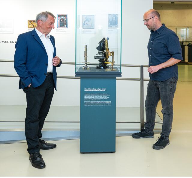 Zwei Kuratoren der Ausstellung "Meilensteine der Medizin": Reinhold Glehr (l.) und Michael Pletz. | Foto: Johann Zugschwert
