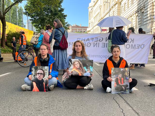 Die Letzte Generation protestierte am Freitagmorgen auf der Rossauer Lände. | Foto: Letzte Generation