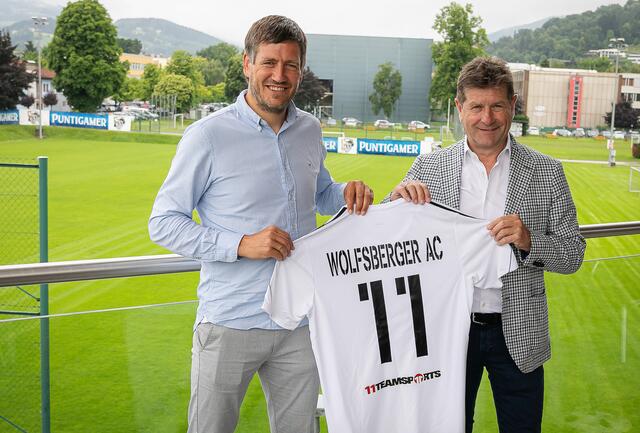 Dietmar Wieser, General Manager 11teamsports, mit WAC-Präsident Dietmar Riegler. | Foto: WAC