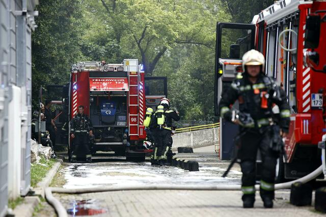 25 Einsatzwagen mit 100 Kräften rückten aus. | Foto:  TOBIAS STEINMAURER / APA / picturedesk.com