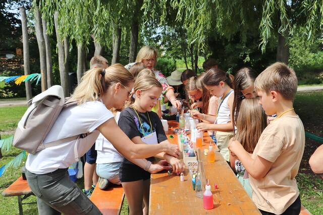 Bei den Spielestationen, wie im Bild das Basteln von Armbändern, machten die Kinder gerne mit. | Foto: Edith Ertl