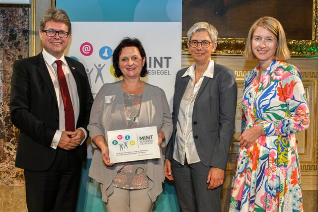 Direktorin Barbara Müller (2. v. l.) nahm das Gütesiegel entgegen. | Foto: Markus Prantl