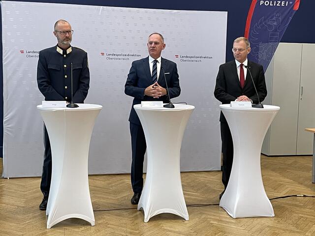 Landespolizeidirektor Andreas Pilsl, Innenminister Gerhard Karner und Landeshauptmann Thomas Stelzer (v.l.n.r.) | Foto: BRS