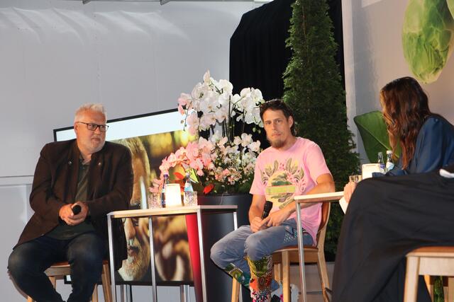 Jürgen Schmücking (Gault Millau, links) diskutierte mit Spitzenkoch Peter Fankhauser. | Foto: Seelos
