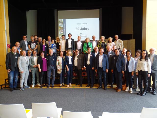 Viele Gratulanten stellten sich zum 60-Jahr-Jubiläum der Mittelschule Kühnsdorf ein und genossen das abwechslungsreiche Programm. | Foto: MS Kühnsdorf