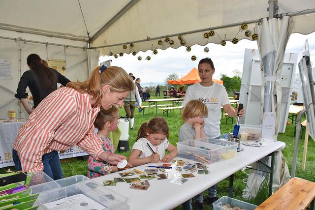 Verschiedene Stationen werden aufgebaut. Es wird geforscht und gebastelt.  | Foto: Matthias Merth/Am Himmel