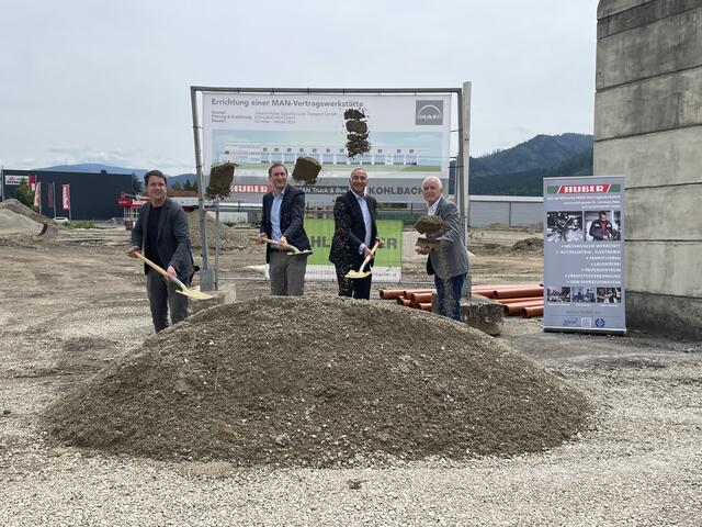 Spatenstichfeier bei Huber Spedition: Georg Schaberreiter, Johann Huber, Rudi Kuchta und Alois Doppelhofer.           | Foto: Angelika Kern