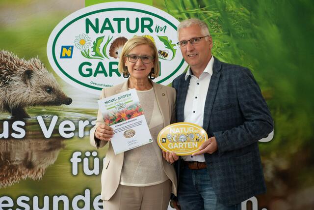 "Rastenfeld" - Landeshauptfrau Johanna Mikl-Leitner mit Bürgermeister Gerhard Wandl | Foto: Natur im Garten/L. Swatek